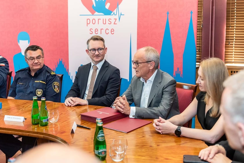 Podpisywanie listu intencyjnego w sprawie wsp&oacute;lnej realizacji programu &bdquo;Porusz serce&rdquo;