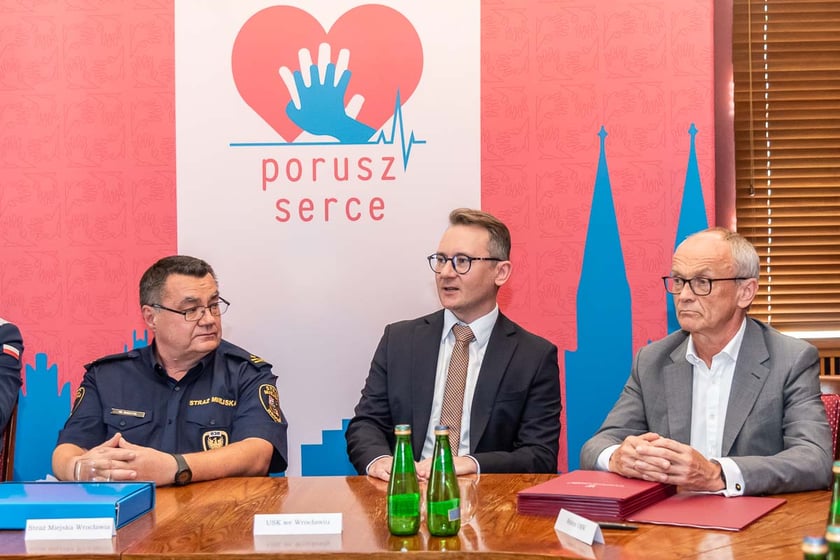 Podpisywanie listu intencyjnego w sprawie wsp&oacute;lnej realizacji programu &bdquo;Porusz serce&rdquo;