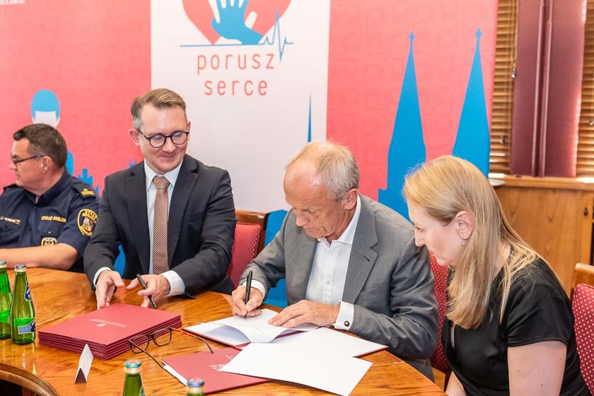 Podpisywanie listu intencyjnego w sprawie wsp&oacute;lnej realizacji programu &bdquo;Porusz serce&rdquo;