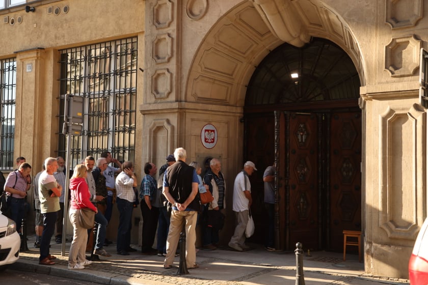 Kolejka pod wrocławskim oddziałem Narodowego Banku Polskiego