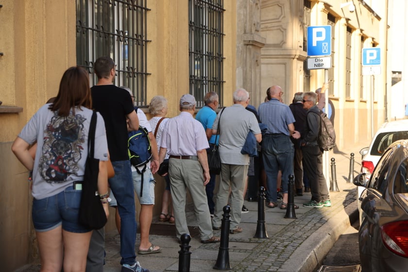 Kolejka pod wrocławskim oddziałem Narodowego Banku Polskiego