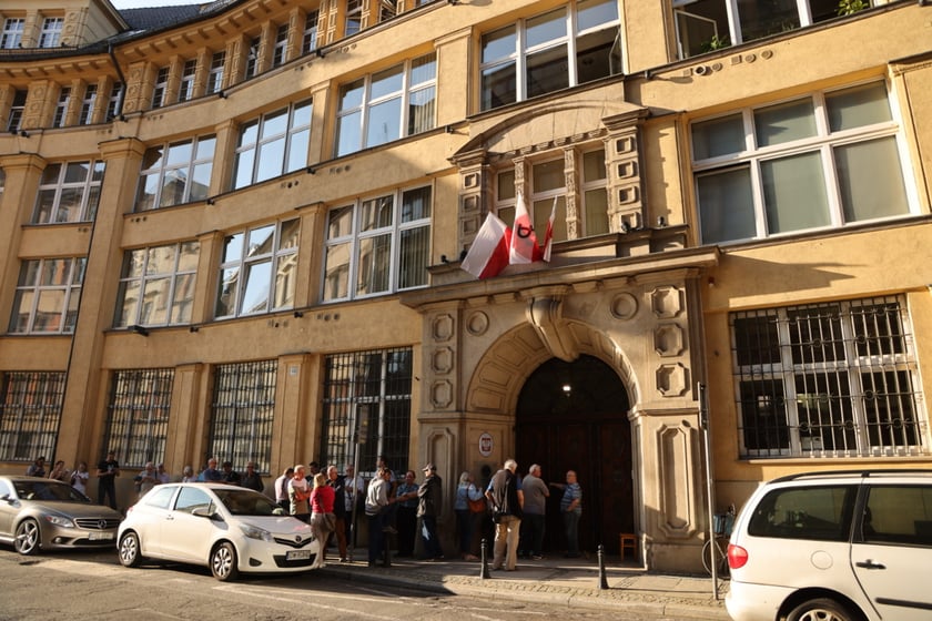 Kolejka pod wrocławskim oddziałem Narodowego Banku Polskiego