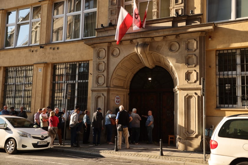 Kolejka pod wrocławskim oddziałem Narodowego Banku Polskiego