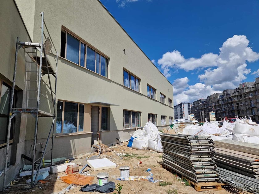 Szkoła i przedszkole przy ul. Cynamonowej w budowie, wakacje 2023