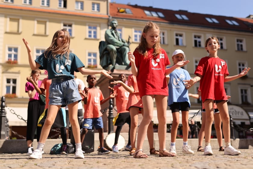 Występy dzieci podczas korowodu "Wszyscy za mną" w ramach projektu Lelenfant&nbsp;
