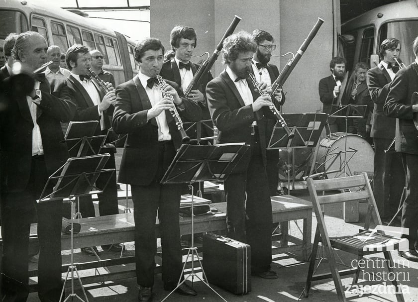Muzycy z Opery Wrocławskiej, którzy zagrali 31 sierpnia 1980 r. dla strajkujących w zajezdni autobusowej nr VII przy ul. Grabiszyńskiej, ze zbiorów Ośrodka ?Pamięć i Przyszłość?,