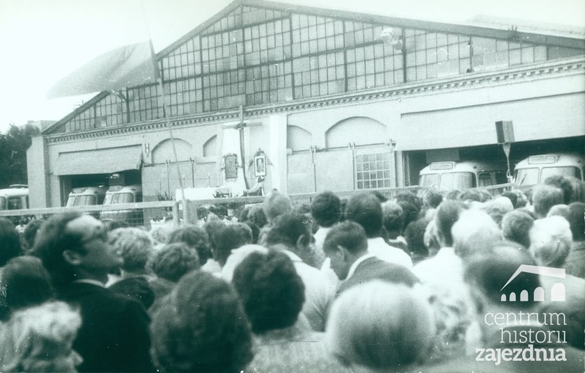 msza św. na terenie zajezdni autobusowej nr VII przy ul. Grabiszyńskiej podczas strajku solidarnościowego z robotnikami z Wybrzeża, ze zbiorów Ośrodka ?Pamięć i Przyszłość?,