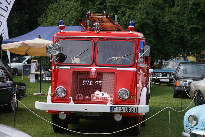 MotoClassic na Zamku Topacz - kultowe i współczczesne pojazdy