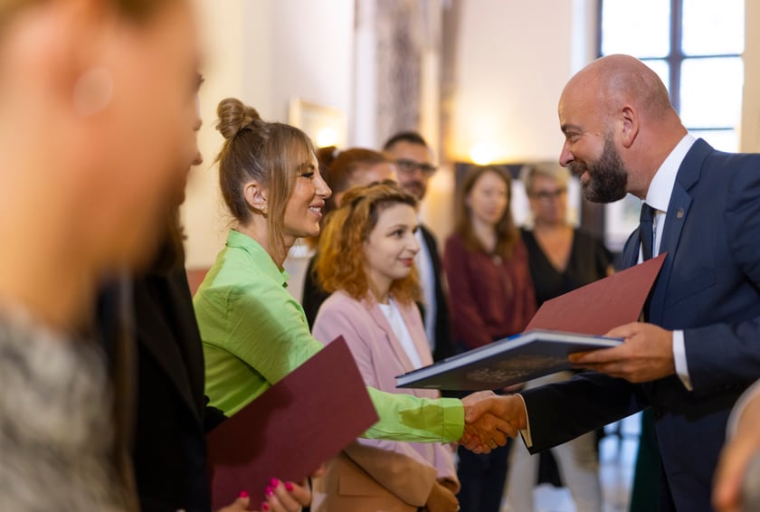 Ślubowanie i wręczenie aktów nadania stopnia awansu zawodowego nauczyciela mianowanego z udziałem prezydenta Wrocławia Jacka Sutryka