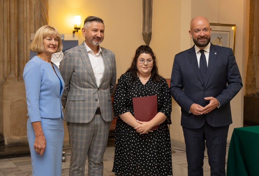 Ślubowanie i wręczenie aktów nadania stopnia awansu zawodowego nauczyciela mianowanego z udziałem prezydenta Wrocławia Jacka Sutryka
