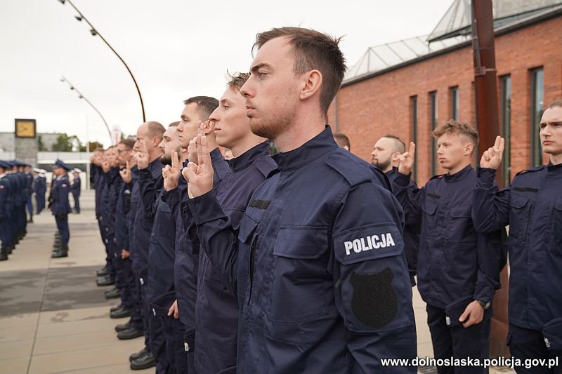 Uroczyste ślubowanie policjantek i policjantów