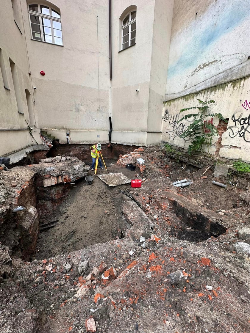 Miejsce po dawnym pubie Kalogr&oacute;dek. Nieopodal znaleziono pozostałości po jednej z największych i najstarszych w Europie synagog