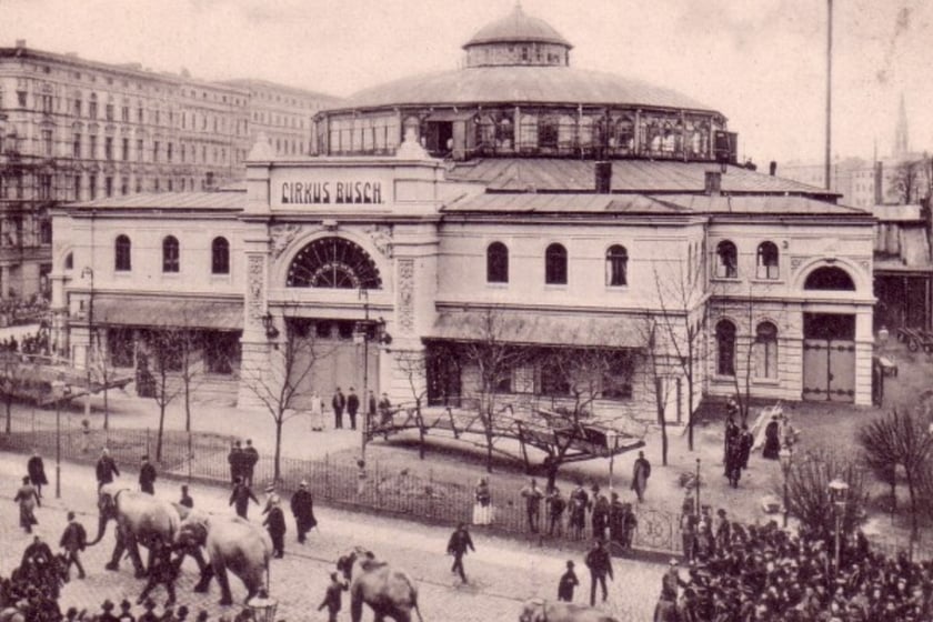 Cyrk Buscha
pl. Rozjezdny 5, Przedmieście Oławskie
Cyrk Buscha był najbardziej rozrywkowym miejscem w Breslau. Powstał w 1878 roku na pl. Rozjezdnym we Wrocławiu. Nazwa&nbsp;Circus Busch obowiązywała od 1903 roku, kiedy to cyrk został przejęty przez znaną w&oacute;wczas trupę Paula Buscha. Cyrk został zniszczony w 1945 roku.&nbsp;
Na zdjęciu lata 1905-1915.