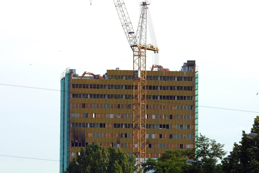 Poltegor
ul. Powstańc&oacute;w Śląskich&nbsp;
Biurowiec powstał w 1982 roku i był w&oacute;wczas najwyższym budynkiem we Wrocławiu. Rozebrano go w 2007 roku. W jego miejscu powstał Sky Tower.
Na zdjęciu rozbi&oacute;rka biurowca.