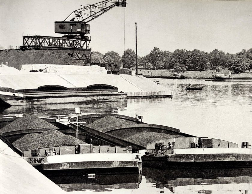 Port Popowice&nbsp;
Port Popowice (na zdjęciu lata 60.) &ndash; port rzeczny we Wrocławiu, położony nad Odrą, w zachodniej części Wrocławia, w obrębie osiedla Popowice. Został wybudowany&nbsp;w latach 1887&ndash;1888 przez Frankfurckie Towarzystwo Kolei Towarowej. Do końca lat osiemdziesiątych port obsługiwał przeładunek gł&oacute;wnie kruszyw i cementu.&nbsp;
Obecnie na terenie dawnego Portu Popowice powstaje inwestycja mieszkaniowa.
&nbsp;
