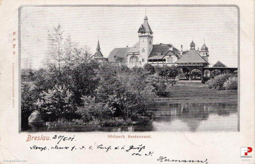 Restauracja Haasego w Parku Południowym
ul. Powstańc&oacute;w Śląskich
Restauracja powstała w 1898 roku w parku Południowym. Należała do wrocławskiego browarnika Georga Haase. Została zniszczona podczas działań wojennych w 1945 roku.
fot. fotopolska.eu/ CC-By 3.0 /Wikimedia Commons
&nbsp;
&nbsp;