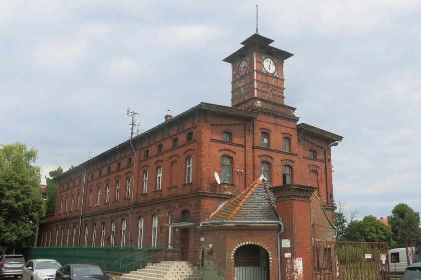 Cukrownia Klecina
Budynek na zdjęciu wciąż istnieje i należy - podobnie jak cały teren dawnej cukrowni na Klecinie - do Grupy PZU.&nbsp;
Cukrownia powstała w 1834 roku. W czasie II wojny światowej została częściowo zniszczona. Działalność zakładu została wznowiona w 1947 roku. Cukrownia została zamknięta w 1994 roku.
Budynki produkcyjno-magazynowe zostały zburzone pod koniec lat 90. XX w., co było w&oacute;wczas dużym skandalem. Te, kt&oacute;re pozostały, dzięki staraniom aktywist&oacute;w Towarzystwa Upiększania Miasta Wrocławia w tym roku udało się wpisać do rejestru zabytk&oacute;w. Mowa tu o obiektach z ul. Supińskiego 3,5,7 (w tym m.in. o budynku administracyjnym, portierni, pawilonie wagi, str&oacute;ż&oacute;wce).&nbsp;
Pamięć o tym miejscu jest wciąż żywa. Świadczą o tym chociażby nazwy ulic na osiedlu: Karmelkowa, Czekoladowa, Piernikowa czy Cukrozetka.
Obecny właściciel terenu - Grupa PZU - miał rozległe plany inwestycyjne, ale na razie nic z tego nie wyszło.&nbsp;
&nbsp;