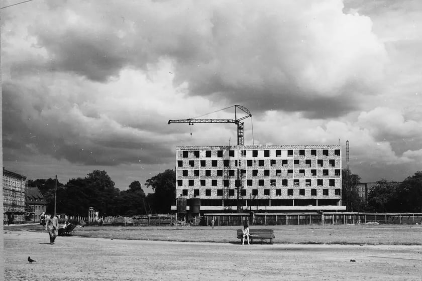 Hotel Panorama
pl. Dominikański&nbsp;
Hotel zaczęto stawiać w&nbsp;1970 r. na &oacute;wczesnym placu Dzierżyńskiego (dziś Dominikański). Był pierwszym po wojnie wybudowanym całkowicie od podstaw hotelem we Wrocławiu. Siedem pięter, pokoje i apartamenty dla 220 gości i restauracja z najlepszymi w mieście kucharzami. Hotel przetrwał do 1999 r. Kupił go niemiecki koncern ECE i zaczął wyburzać. Rok p&oacute;źniej stanęła tam Galeria Dominikańska, a wraz z nią nowy hotel &ndash; Mercure-Panorama.
&nbsp;