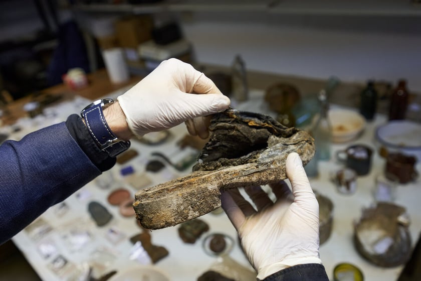 Przedmioty odnalezione przez archeologów na terenie dawnego obozu pracy przymusowej na Sołtysowicach