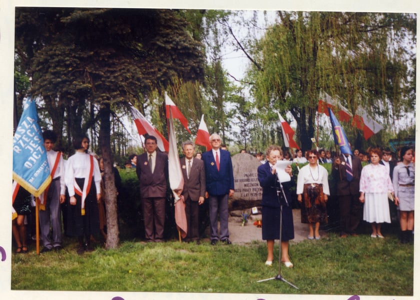 Uroczyste obchody 50. Rocznicy kapitulacji Festung Breslau przy pomniku ofiar obozu Burgweide przy alei Poprzecznej, 6 maja 1995 roku.
