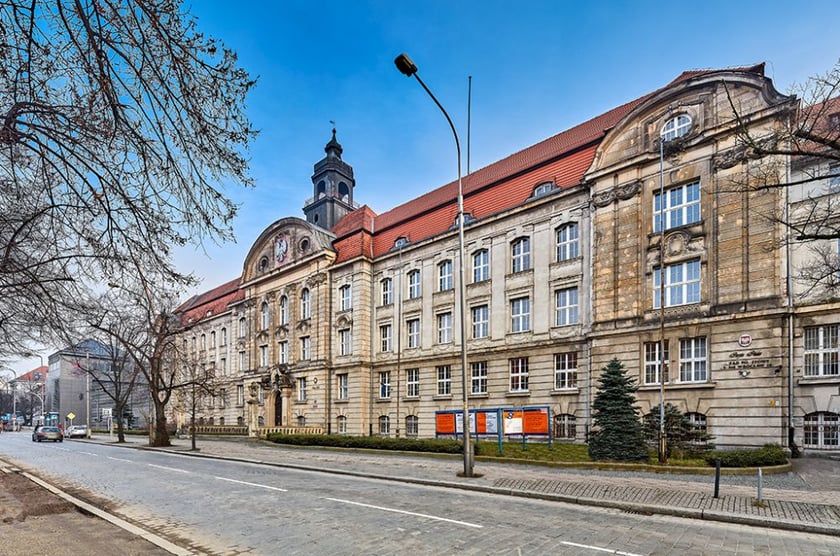 Gmach siedziby Dyrekcji Okręgu Telekomunikacji i Poczty Polskiej przy ul. Powstańców Śląskich 134-138. Budynek był wystawiony przez Orange na sprzedaż za blisko 40 mln zł.