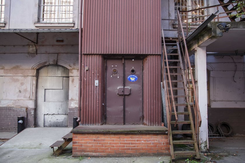 Gmach siedziby Dyrekcji Okręgu Telekomunikacji i Poczty Polskiej przy ul. Powstańców Śląskich 134-138. Budynek był wystawiony przez Orange na sprzedaż za blisko 40 mln zł.