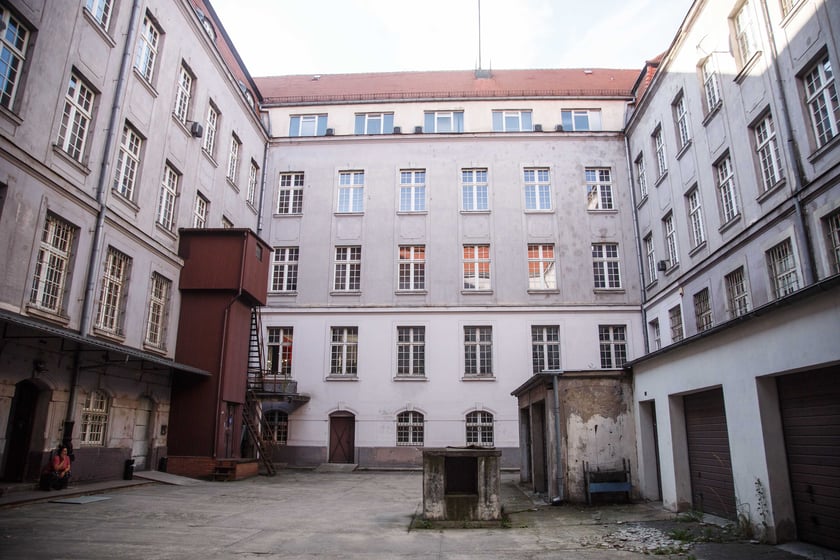 Gmach siedziby Dyrekcji Okręgu Telekomunikacji i Poczty Polskiej przy ul. Powstańców Śląskich 134-138. Budynek był wystawiony przez Orange na sprzedaż za blisko 40 mln zł.