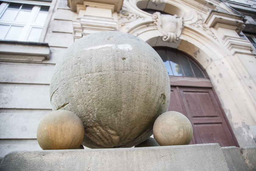 Gmach siedziby Dyrekcji Okręgu Telekomunikacji i Poczty Polskiej przy ul. Powstańców Śląskich 134-138. Budynek był wystawiony przez Orange na sprzedaż za blisko 40 mln zł.