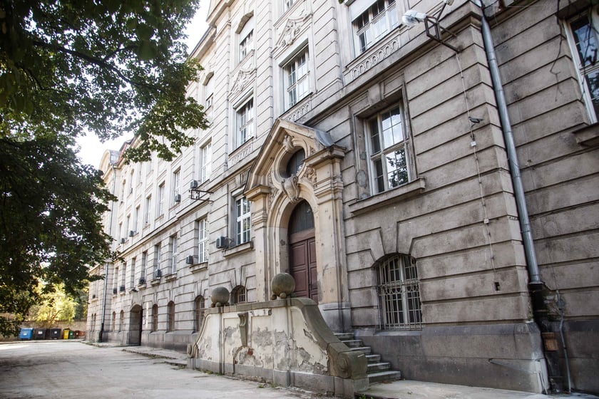 Gmach siedziby Dyrekcji Okręgu Telekomunikacji i Poczty Polskiej przy ul. Powstańców Śląskich 134-138. Budynek był wystawiony przez Orange na sprzedaż za blisko 40 mln zł.