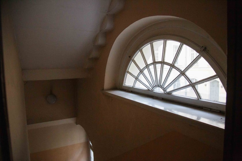 Gmach siedziby Dyrekcji Okręgu Telekomunikacji i Poczty Polskiej przy ul. Powstańców Śląskich 134-138. Budynek był wystawiony przez Orange na sprzedaż za blisko 40 mln zł.