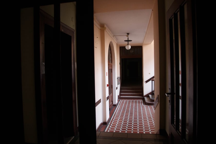 Gmach siedziby Dyrekcji Okręgu Telekomunikacji i Poczty Polskiej przy ul. Powstańców Śląskich 134-138. Budynek był wystawiony przez Orange na sprzedaż za blisko 40 mln zł.