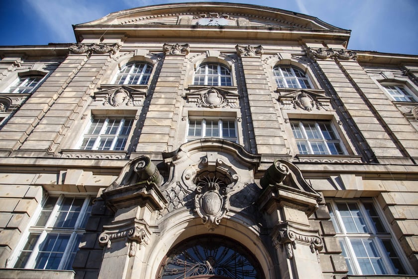 Gmach siedziby Dyrekcji Okręgu Telekomunikacji i Poczty Polskiej przy ul. Powstańców Śląskich 134-138. Budynek był wystawiony przez Orange na sprzedaż za blisko 40 mln zł.