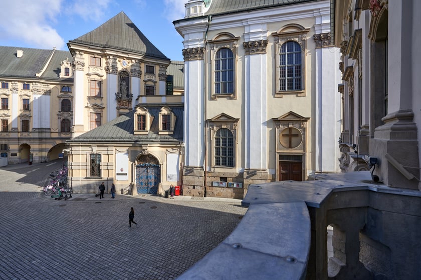 Gmach Katedry Antropologii po remoncie, widok z zewnątrz budynku