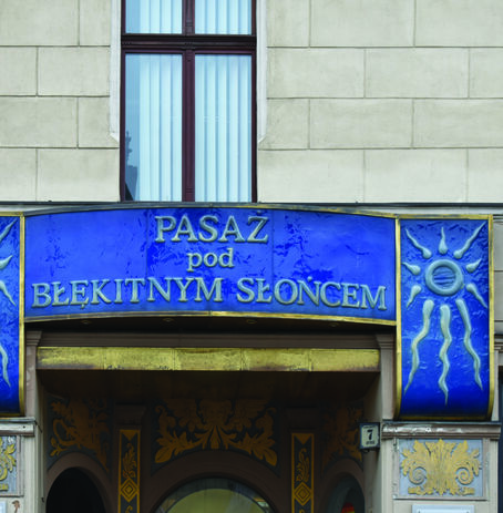 6. Portal i&nbsp;szyld &ndash; Tomasz Urbanowicz, Rynek 7 (szyld od ul.&nbsp;Kiełbaśniczej), Pasaż pod Błękitnym Słońcem