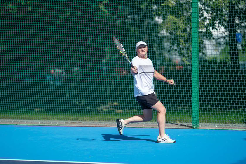 Piknik sportowy przy ulicy Trwałej z okazji udostępnia mieszkańcom nowych kort&oacute;w tenisowych