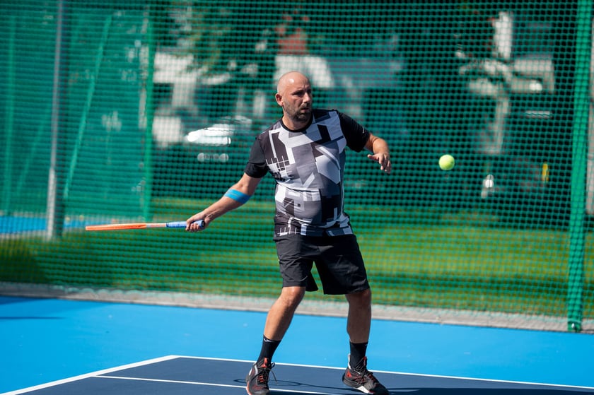 Piknik sportowy przy ulicy Trwałej z okazji udostępnia mieszkańcom nowych kort&oacute;w tenisowych