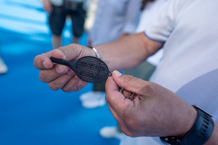 Piknik sportowy przy ulicy Trwałej z okazji udostępnia mieszkańcom nowych kort&oacute;w tenisowych
