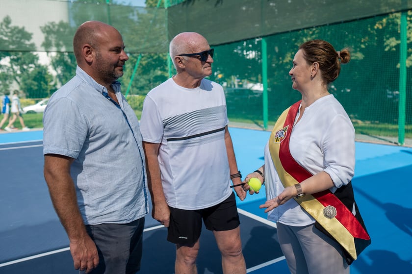 Piknik sportowy przy ulicy Trwałej z okazji udostępnia mieszkańcom nowych kort&oacute;w tenisowych