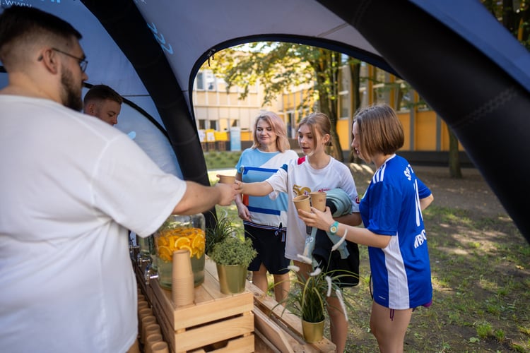 Piknik sportowy przy ulicy Trwałej z okazji udostępnia mieszkańcom nowych kort&oacute;w tenisowych