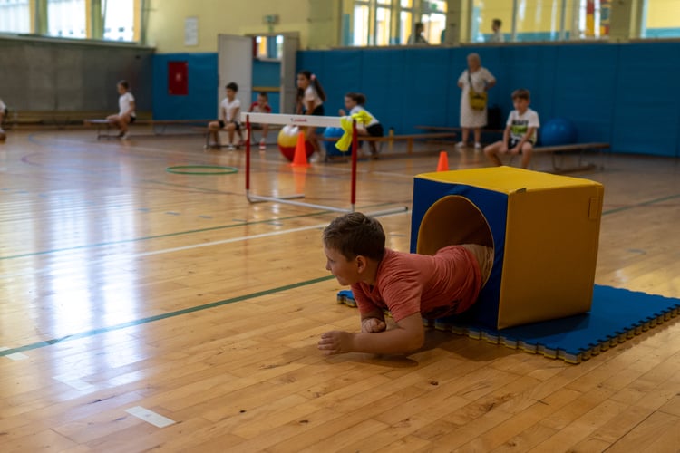 Piknik sportowy przy ulicy Trwałej z okazji udostępnia mieszkańcom nowych kort&oacute;w tenisowych