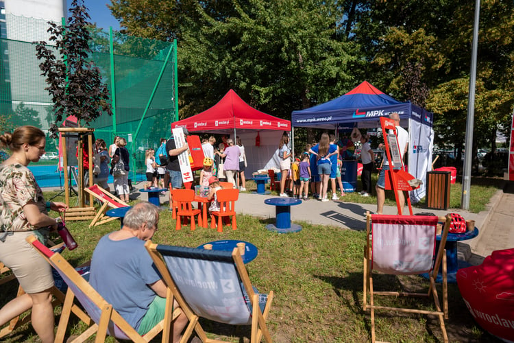 Piknik sportowy przy ulicy Trwałej z okazji udostępnia mieszkańcom nowych kort&oacute;w tenisowych