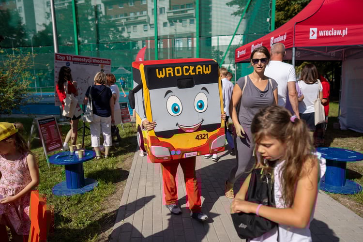 Piknik sportowy przy ulicy Trwałej z okazji udostępnia mieszkańcom nowych kort&oacute;w tenisowych