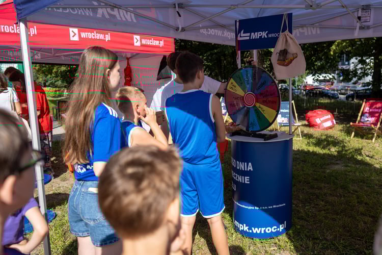 Piknik sportowy przy ulicy Trwałej z okazji udostępnia mieszkańcom nowych kort&oacute;w tenisowych