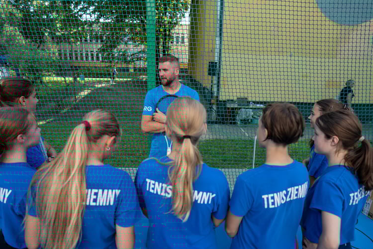 Piknik sportowy przy ulicy Trwałej z okazji udostępnia mieszkańcom nowych kort&oacute;w tenisowych