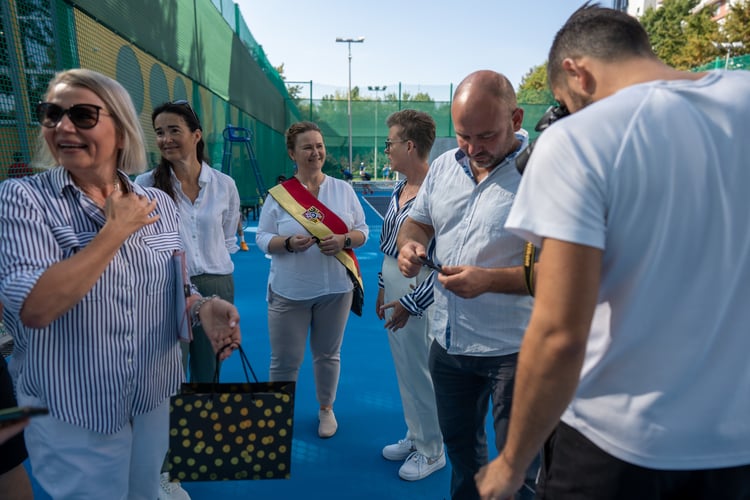 Piknik sportowy przy ulicy Trwałej z okazji udostępnia mieszkańcom nowych kort&oacute;w tenisowych