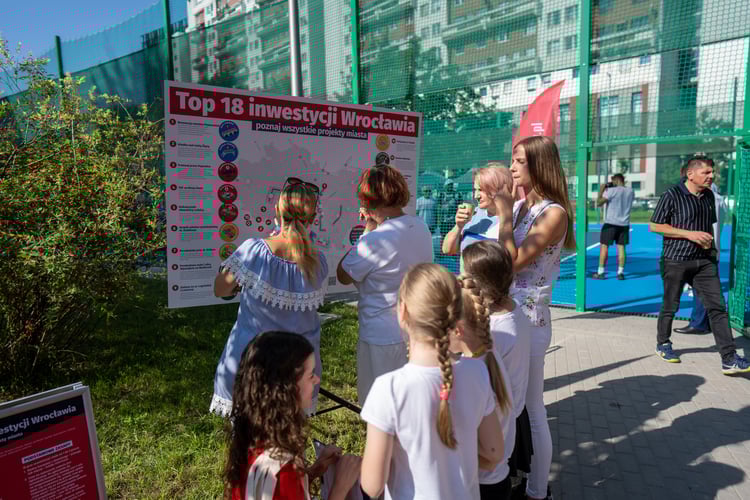 Piknik sportowy przy ulicy Trwałej z okazji udostępnia mieszkańcom nowych kort&oacute;w tenisowych
