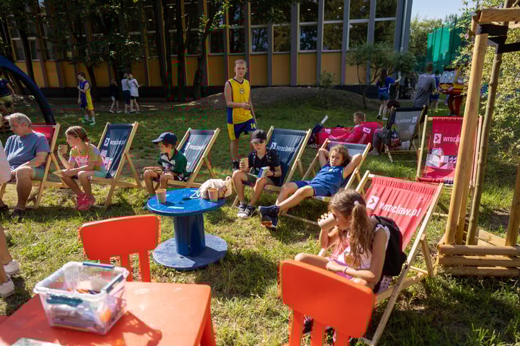 Piknik sportowy przy ulicy Trwałej z okazji udostępnia mieszkańcom nowych kort&oacute;w tenisowych