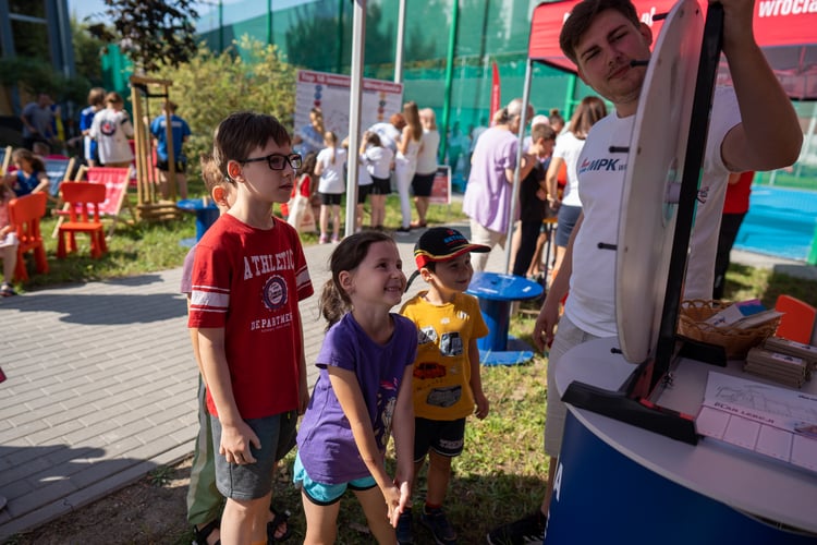 Piknik sportowy przy ulicy Trwałej z okazji udostępnia mieszkańcom nowych kort&oacute;w tenisowych