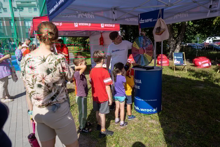 Piknik sportowy przy ulicy Trwałej z okazji udostępnia mieszkańcom nowych kort&oacute;w tenisowych