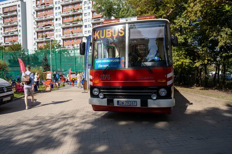 Piknik sportowy przy ulicy Trwałej z okazji udostępnia mieszkańcom nowych kort&oacute;w tenisowych